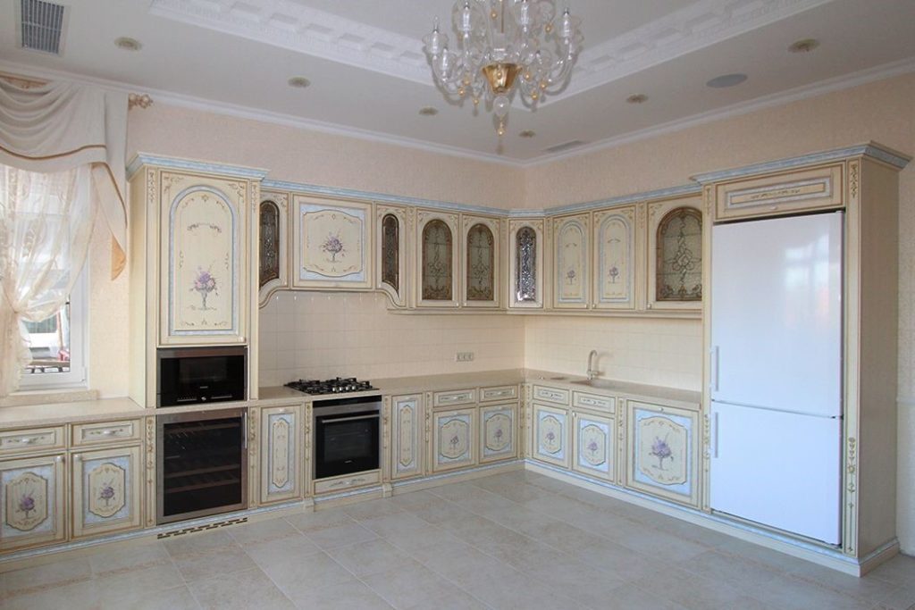 Фото классической кухни из массива натурального дерева