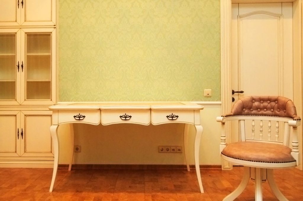 Ночной столик из массива